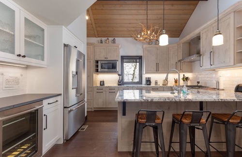 Avon House | Modern Mountain Townhome- A Spacious Retreat For Your Getaway!