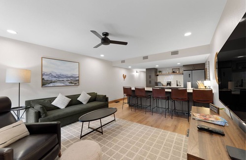 Frisco Condo | Modern Mountain-View Condo - Pool, Hot Tubs & Near 3 Ski Resorts!