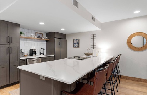 Frisco Condo | Modern Mountain-View Condo - Pool, Hot Tubs & Near 3 Ski Resorts!