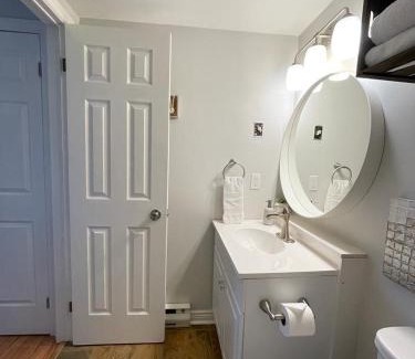 Craigleith Apartment | Modern Mountainside Ski In/Ski Out Studio at Blue