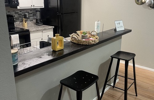South Natomas Condo | Modern Natomas Gem: Sleeps 5 with access to Gym/Pool.