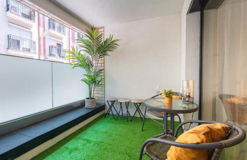 Csarnok negyed Apartment | Modern Newly-built Home by the New York Cafe