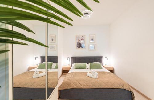 Csarnok negyed Apartment | Modern Newly-built Home by the New York Cafe