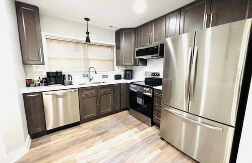 Oak Park Apartment | Modern Oak Park Getaway 3BR 2BA with Yard, 20 mins to Chicago Loop, near Train
