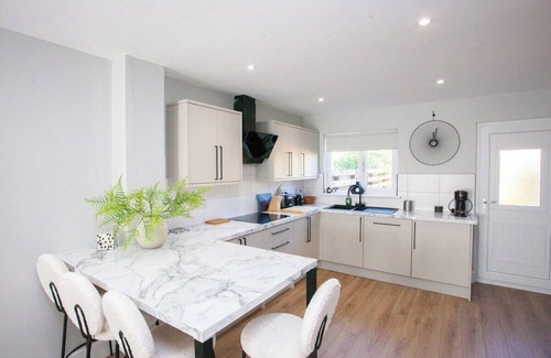 Glasgow House | Modern Oasis in Prime Location