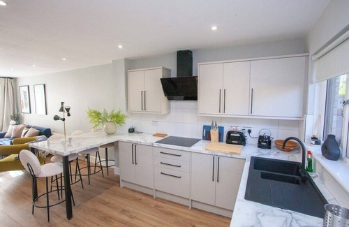 Glasgow House | Modern Oasis in Prime Location