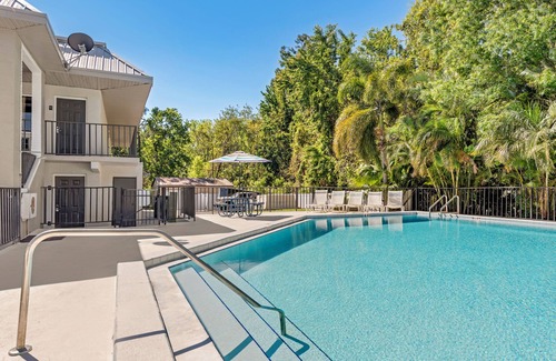 Kissimmee Apartment | Modern one-room apartment with updated amenities, including a full kitchen.