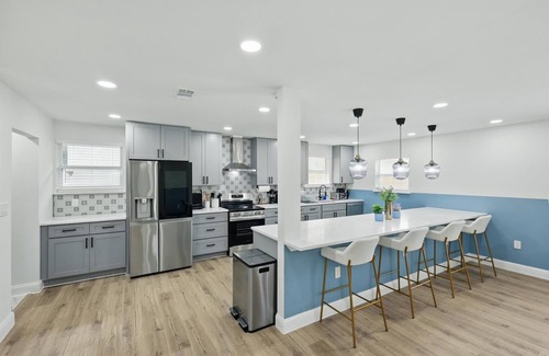 Irving House | Modern Open-Concept | 4-BD/3-BA with Backyard