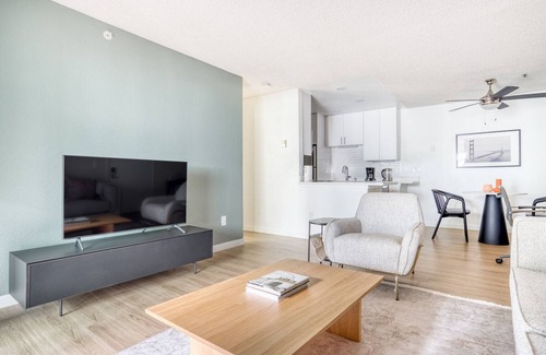 Midtown Apartment | Modern Palo Alto 1BR w/Gym, Pool & W/D, nr Stanford, by Blueground