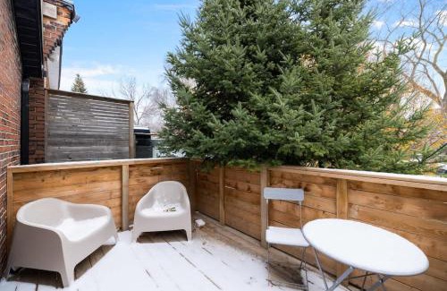 Parkdale Apartment | Modern Parkdale Getaway 1-Bedroom Parking
