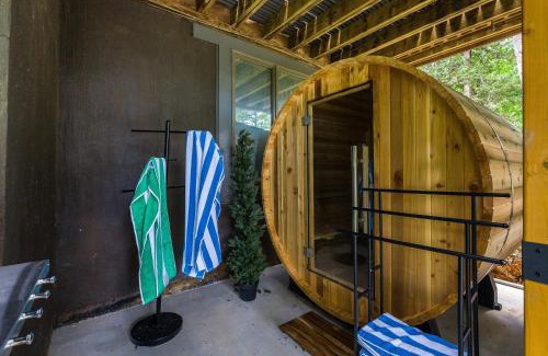 Massanutten House | Modern Peaks Hot Tub Sauna GameTheatre Room