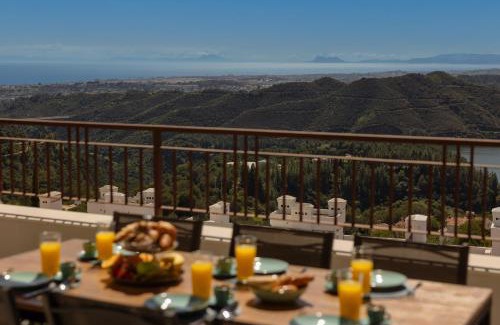 Istan Apartment | Modern penthouse with two terraces, jacuzzi and sea, lake and mountain views, in Almazara Hills