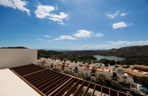Istan Apartment | Modern penthouse with two terraces, jacuzzi and sea, lake and mountain views, in Almazara Hills