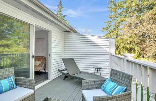 Elkhart Lake Villa | Modern Pet Friendly Courtyard View