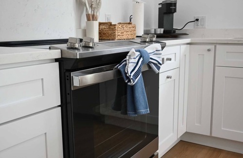 West Ashley House | 🏡 Modern Pet-Friendly Duplex Near Downtown Charleston