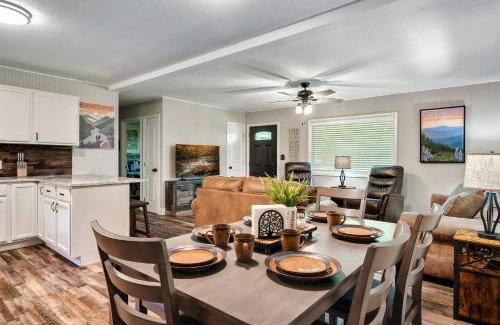 Pigeon Forge House | Modern Pigeon Forge Gem Near Dollywood, Gatlinburg & Smokies - 2 Mins to Pkwy & Strip, Hot Tub, Fire Pit, Cable, Hi-Speed WiFi