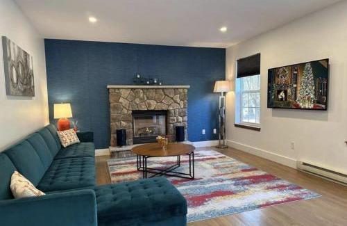 Albrightsville Ski Chalet | Modern Poconos home, game room, pool, waterparks
