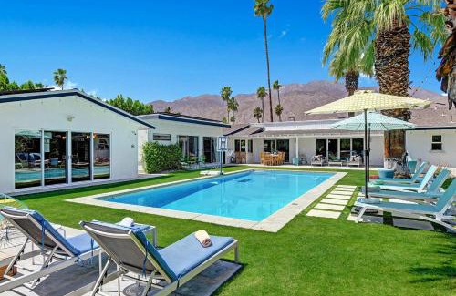 Palm Springs House | Modern Pura Vida - Meredith Lodging
