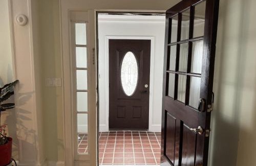Elizabeth House | Modern Queen Room Near EWR
