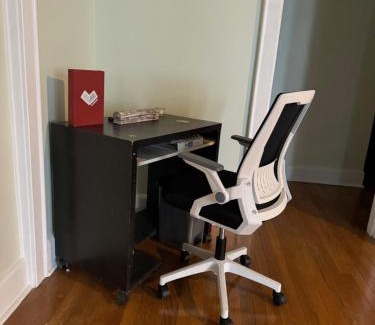 Elizabeth House | Modern Queen Room Near EWR