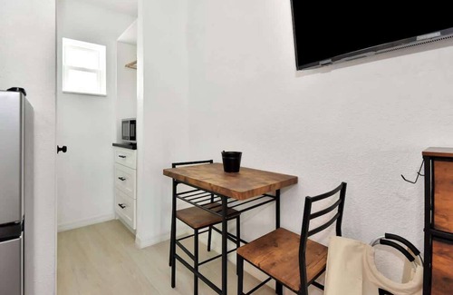 Daytona Beach Shores Apartment | Modern Queen Suite Steps to Daytona Beach - Room 2
