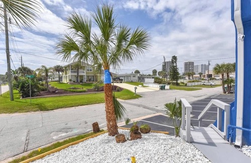 Daytona Beach Shores Apartment | Modern Queen Suite Steps to Daytona Beach - Room 2