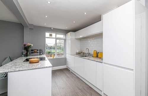 Chester Apartment | Modern Racecourse apt w/parking within city walls