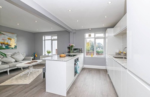 Chester Apartment | Modern Racecourse apt w/parking within city walls