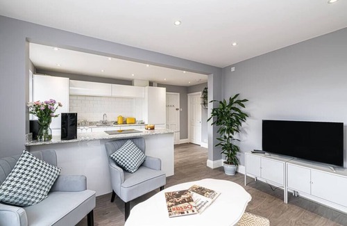 Chester Apartment | Modern Racecourse apt w/parking within city walls