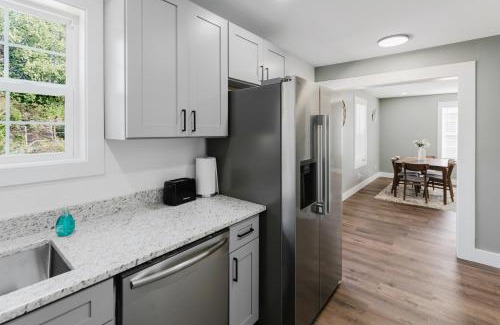 College Heights Apartment | Modern Renovated 3-Bed Near Ann Arbor & Ypsilanti