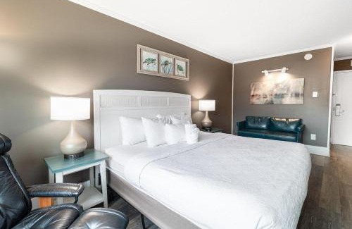 Litchfield by the Sea Apartment | Modern Resort View Room on the First Floor