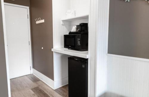 Litchfield by the Sea Apartment | Modern Resort View Room on the First Floor