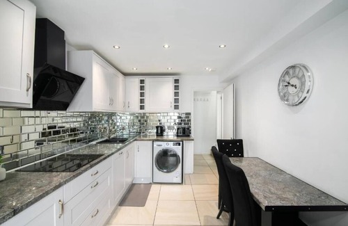 Vassall House | Modern Retreat - 3 Beds - Parking - Wifi - 15 mins to tube