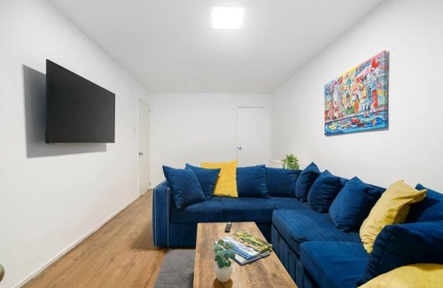 Vassall House | Modern Retreat - 3 Beds - Parking - Wifi - 15 mins to tube