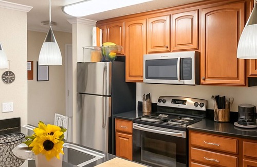 Stockton Apartment | Modern Retreat Cali King Bed Fireplace + Full Kitchen