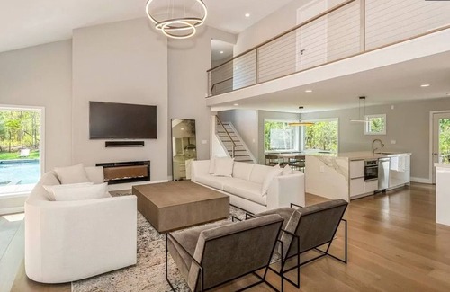 East Hampton House | Modern Retreat - Heated Pool, Jacuzzi, Private Tennis Court, Basketball & Gym