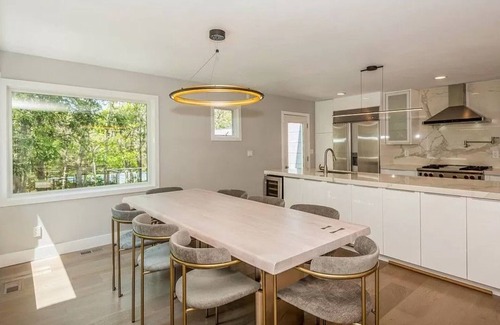 East Hampton House | Modern Retreat - Heated Pool, Jacuzzi, Private Tennis Court, Basketball & Gym