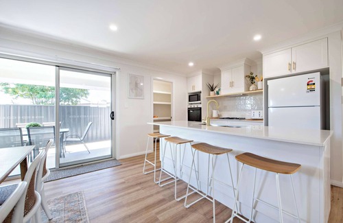 Dubbo House | Modern Retreat - Near CBD, 4BR Comfort