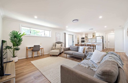 Dubbo House | Modern Retreat - Near CBD, 4BR Comfort