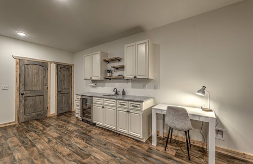 Ellijay Cabin | Modern retreat w/VIEWS and hot tub