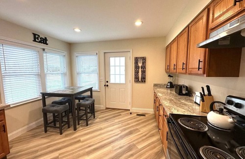 Bay City Apartment | Modern Riverbend Suites 1BR