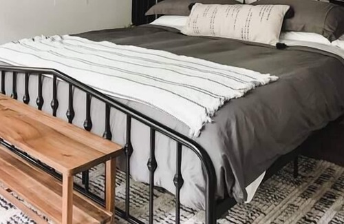 New Plymouth Cabin | Modern Romantic Getaway Cabin - Hocking Hills