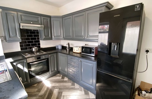 Salford House | Modern room for short stay in Salford, PLAB Samson