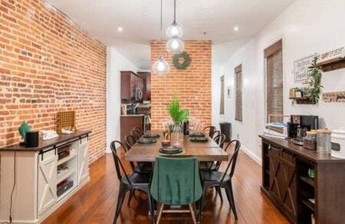 Downtown Baltimore House | Modern Room|Large Twnhme|Harbor Skyline| Park Free