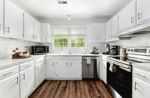 Charlotte House | Modern/Rustic style Ranch in South CLT w King en Suite, Fenced In, Large Deck!