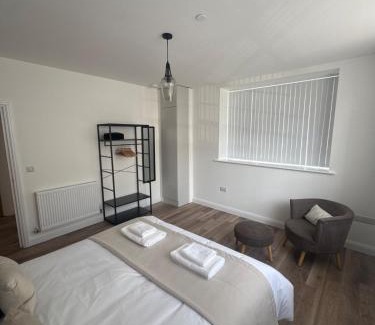 Torquay City Centre Apartment | Modern Seaside Flat - Walk to Torquay Beach