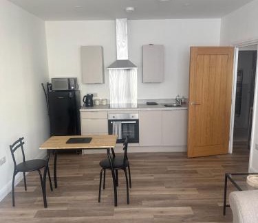 Torquay City Centre Apartment | Modern Seaside Flat - Walk to Torquay Beach