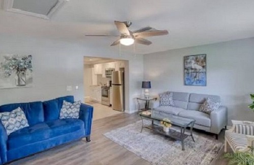 Singer Island Apartment | Modern Singer Island Executive Condo. Beach & Stores A Short Walk Away.