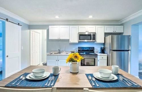 Singer Island Apartment | Modern Singer Island Executive Condo. Beach & Stores A Short Walk Away.