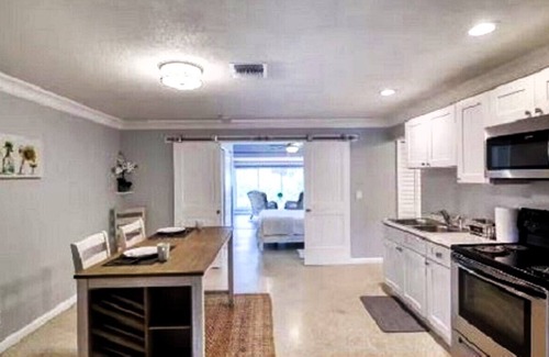 Singer Island Apartment | Modern Singer Island Executive Condo. Beach & Stores A Short Walk Away.
